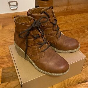 Dirty laundry brown leather laced booties. Size 6.